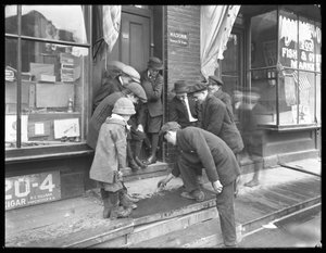 Garçons non identifiés jouant aux dés sur un perron, New York, 30 mai 1915