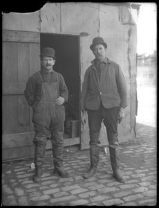 Travailleurs des égouts non identifiés posant au-dessus du sol, New York, c.1911