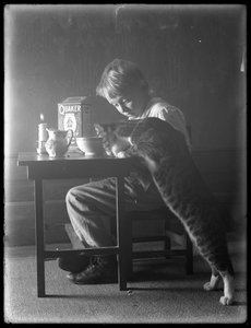 William Gray Hassler et Reddy le chat, mangeant des céréales de riz soufflé Quaker, c.1912