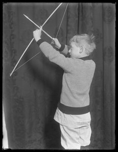 William Gray Hassler posant avec un arc et une flèche, c.1912