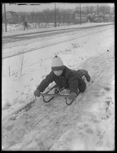 William Gray Hassler avec sa nouvelle luge, c.1912