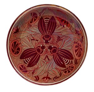Assiette à scarabée rouge lustré, 1888-1907