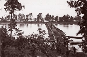 Pont de pontons sur la rivière James, vers 1864