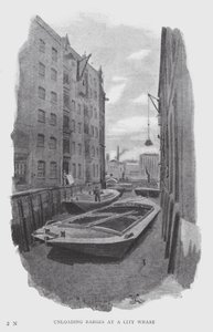 Déchargement des barges à un quai de la ville