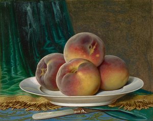 Pêches sur une assiette blanche