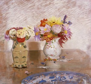Deux vases de fleurs et une assiette bleue
