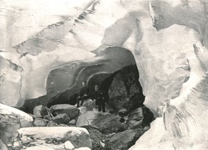 Les Rocheuses : grotte de glace dans le Grand Glacier, Mont Sir Donald, Canada, 1895