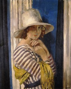 Mme Hone en robe rayée