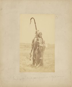 Powder Face, chef de guerre des Arapahoes, [en tenue de guerre].