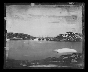 Vue à travers une baie vers les navires de recherche Franklin sous le commandement du capitaine Belcher