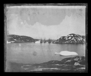 Vue à travers une baie vers les navires de recherche Franklin sous le commandement du capitaine Belcher
