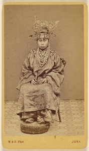 [Femme javanaise portant une coiffe ornée, assise] - Woodbury and Page