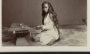 Fille jouant du xylophone