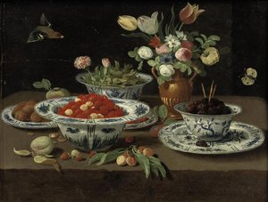 Fraises des bois dans un bol chinois en porcelaine "kraak", mûres dans un second bol posé sur une assiette, diverses fleurs dans un vase en bronze, damons dans un autre bol et noix sur une assiette, avec une pêche, un bouquet de cerises et d