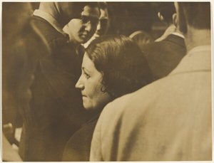 [Femme dans la foule]. - Yasuo Kuniyoshi