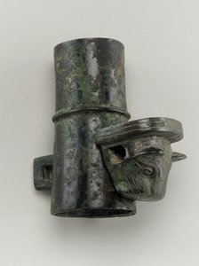 Enjoliveur avec goupille moulée en forme de tête féline (bronze)