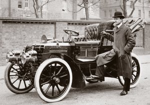 C S Rolls à côté d