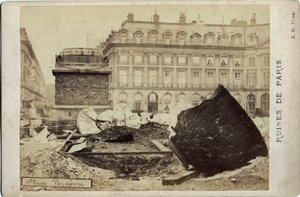 Commune de Paris (1871) : ruines sur la Place Vendôme à Paris. Photographie 1871. Dim. 16,5x10,8 cm
