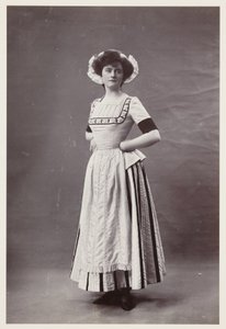 Portrait édouardien, femme en robe du XVIIIe siècle