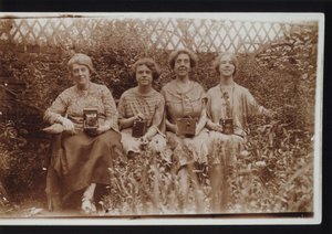Quatre femmes avec des appareils photo Kodak, y compris des appareils Brownie, vers les années 1900