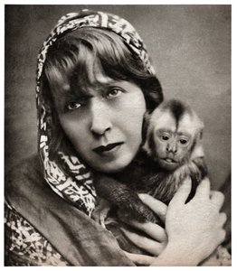 Mistinguett avec un petit singe