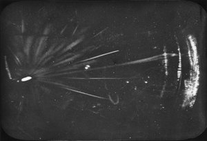 Imagerie des particules, Chambre à brouillard Traces de rayons alpha, début du 20e siècle