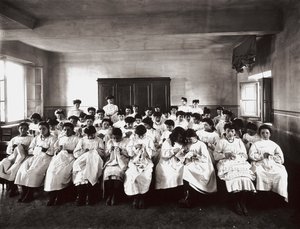 École professionnelle pour femmes, à Florence : une leçon de broderie - Henry Charles Fehr