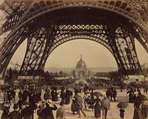La base de la tour Eiffel, Exposition de Paris