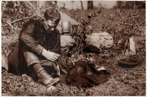 Vagabond réparant ses vêtements. 1929 (impression) - . .