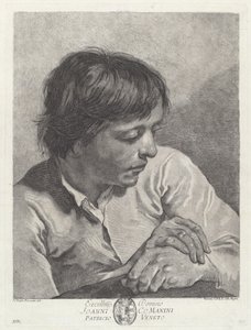 Un jeune homme avec les mains croisées