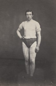 Jeune homme en tenue athlétique