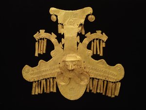 Ornement de coiffure avec têtes flanquées de crocodiles crêtés, période Yotoco, c.100-700 - culture Calima