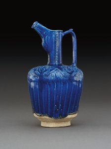 Aiguière en céramique moulée monochrome bleu cobalt de Nishapur, Iran oriental - School Iranian