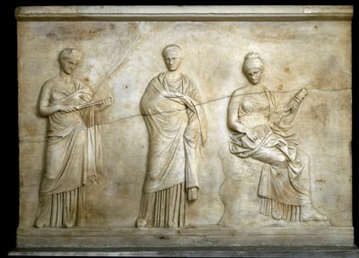 Art grec : représentation de trois Muses. Bas-relief sculpté en marbre par Céphisodote le jeune et Timarchos (tous deux fils de Praxitèle), 330-320 av. J.-C., antiquité grecque. Musée National d