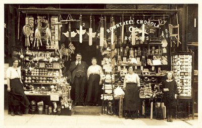 Magasin général, peut-être dans une station balnéaire - (after) English photographer