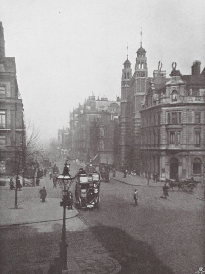 Sloane Square et rue, et église Holy Trinity - (after) English photographer