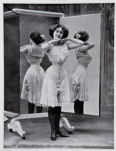Mannequin présentant le corset Thylda, photo Félix - dans Les Modes, déc. 1907. - (after) Felix Studio