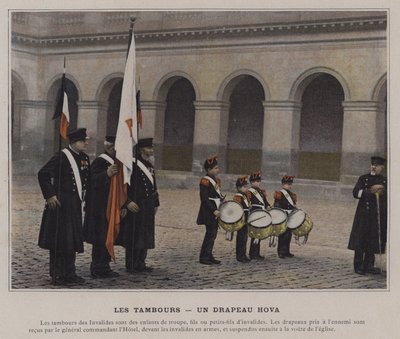 Les Tambours, Un Drapeau Hova (photo en couleur) - (after) French Photographer