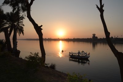 Reflets dorés du coucher de soleil sur une rivière paisible - Albert Mansour