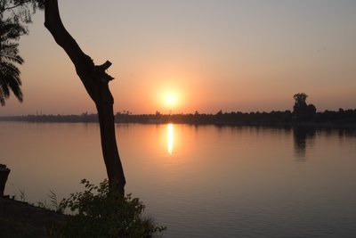 Reflets dorés du coucher de soleil sur une rivière paisible - Albert Mansour