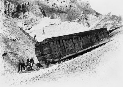 Alpes Apuanes (Carrara). Monolithes transportés sur des traîneaux dans les carrières (photo n/b) - A. Corsini