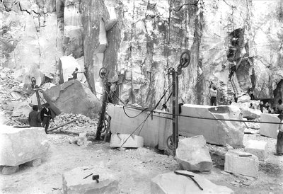 Excavateurs travaillant dans une carrière de marbre dans les Alpes Apuanes, Toscane. Au premier plan, des blocs de marbre déjà équarris. (photo n/b) - A. Corsini
