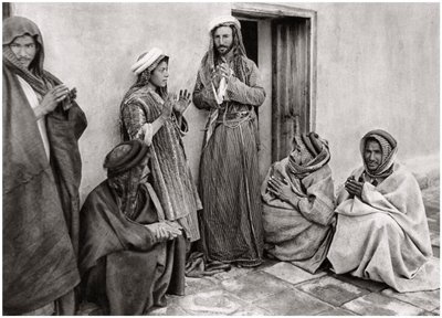 Un mullah enseignant une prière à un jeune homme, Irak, 1925 - A. Kerim