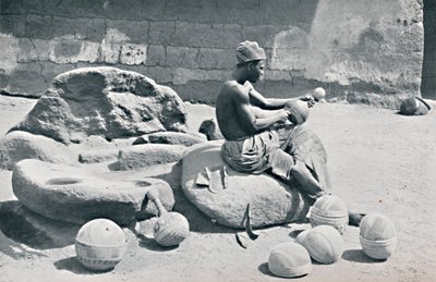 Un homme Yoruba gravant des bols en argile et des jarres à eau, arrière-pays de Lagos, Nigeria - A. W. Gelston