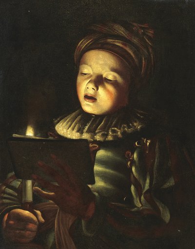 Un garçon chantant à la lumière d