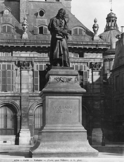Statue de Voltaire par Joseph Michel Caille (1836-81) Quai Voltaire, fin du 19e siècle - Adolphe Giraudon