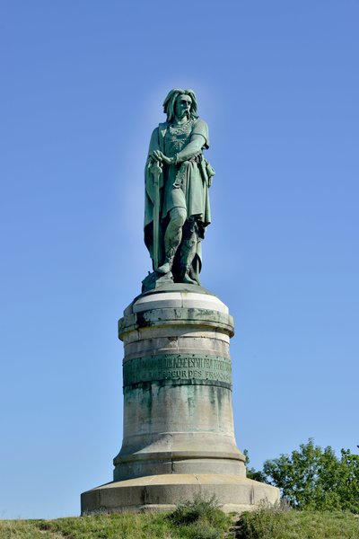 Statue colossale de Vercingétorix (72-46 av. J.-C.), chef gaulois - Sculpture de Millet Aimé (1819-1891) 6,60 m de haut érigée en 1865 sur la partie ouest du Mont Auxois (base de 7 m de haut par Viollet Le Duc) Alise Sainte Reine 1865 - Aime Millet
