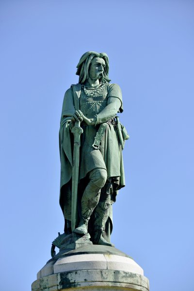 Statue colossale de Vercingétorix (72-46 av. J.-C.), chef gaulois. Sculpture de Millet Aimé (1819-1891) érigée en 1865 sur la partie ouest du Mont Auxois - Aime Millet