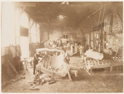 Hommes dans un atelier façonnant des feuilles de cuivre pour la construction de la Statue de la Liberté, Paris, 1883 - Albert Fernique