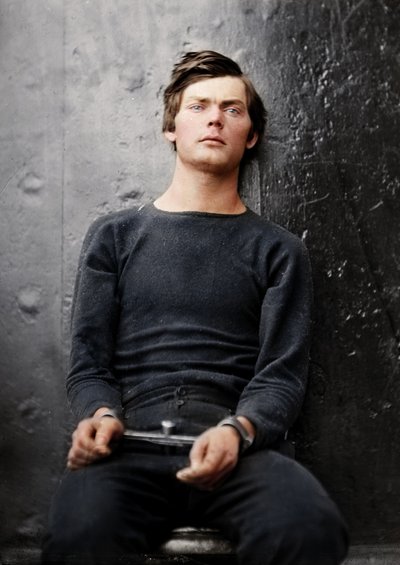 Lewis Powell avec des fers aux poignets à bord de l